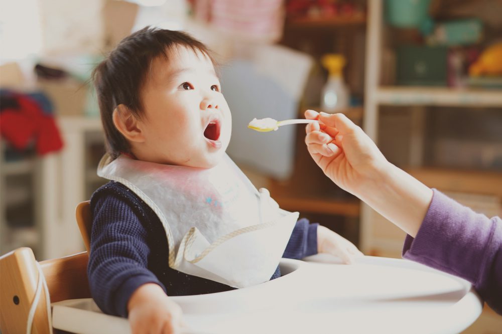 乳児期にアレルギーを起こしやすい食品を与える際の注意点