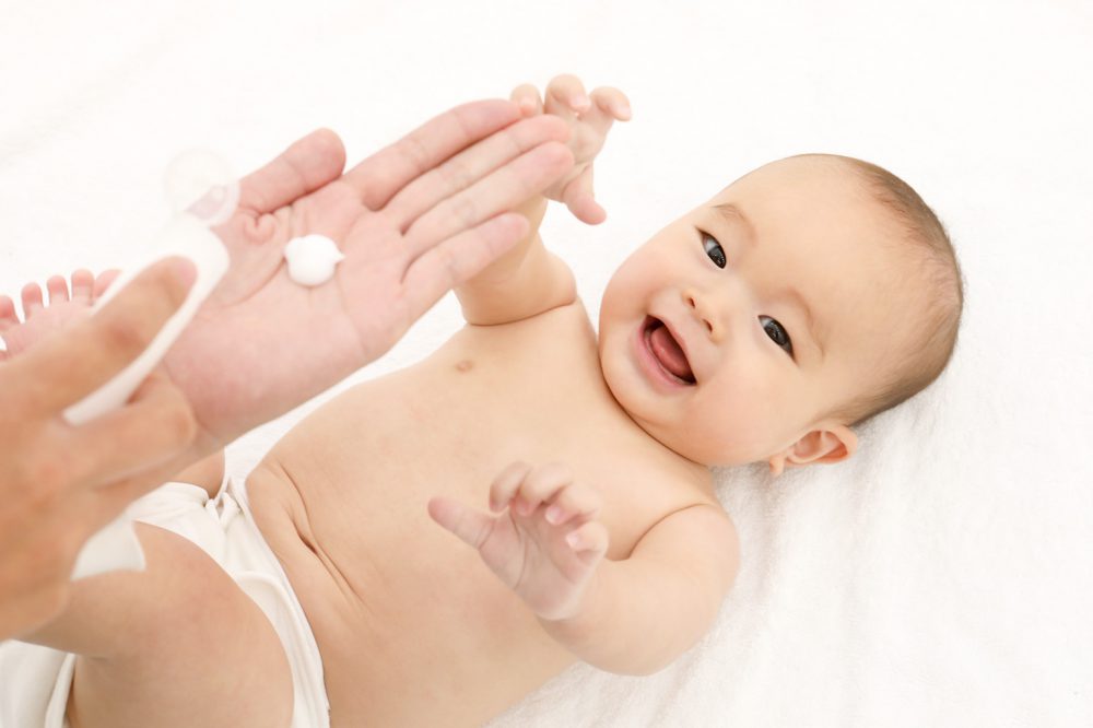 赤ちゃんのお肌はとても敏感！新生児期からスキンケアをはじめる重要性とは？