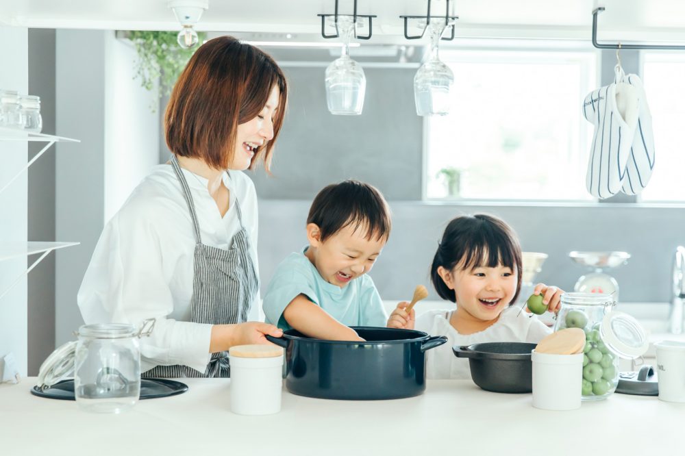 お手伝いしたがる子どもとの料理〜年齢別にできること〜